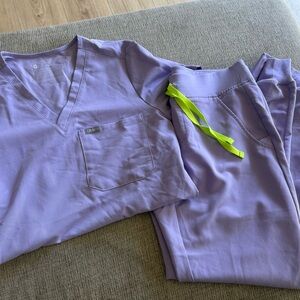 Figs Lavender Dew Scrub Set with Bright Green Tie